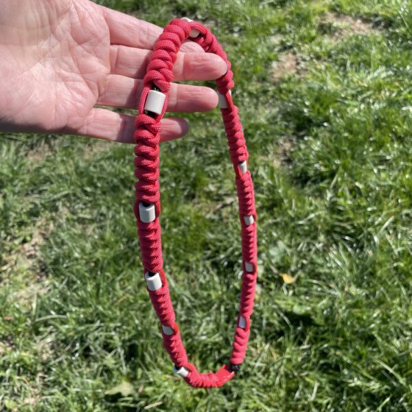 Collier anti tiques naturel chevaux tressé en paracorde avec perles EM Elodog